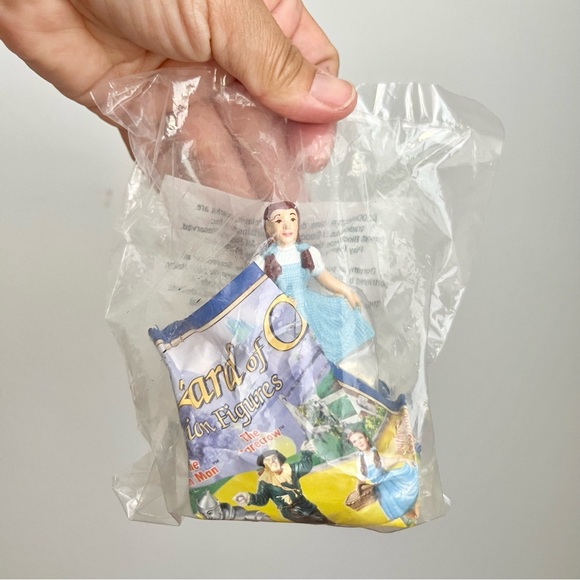 Set of 2 VTG Blockbuster Wizard of Oz Figurines Sealed Package Dorothy Scarecrow - Picture 4 of 6